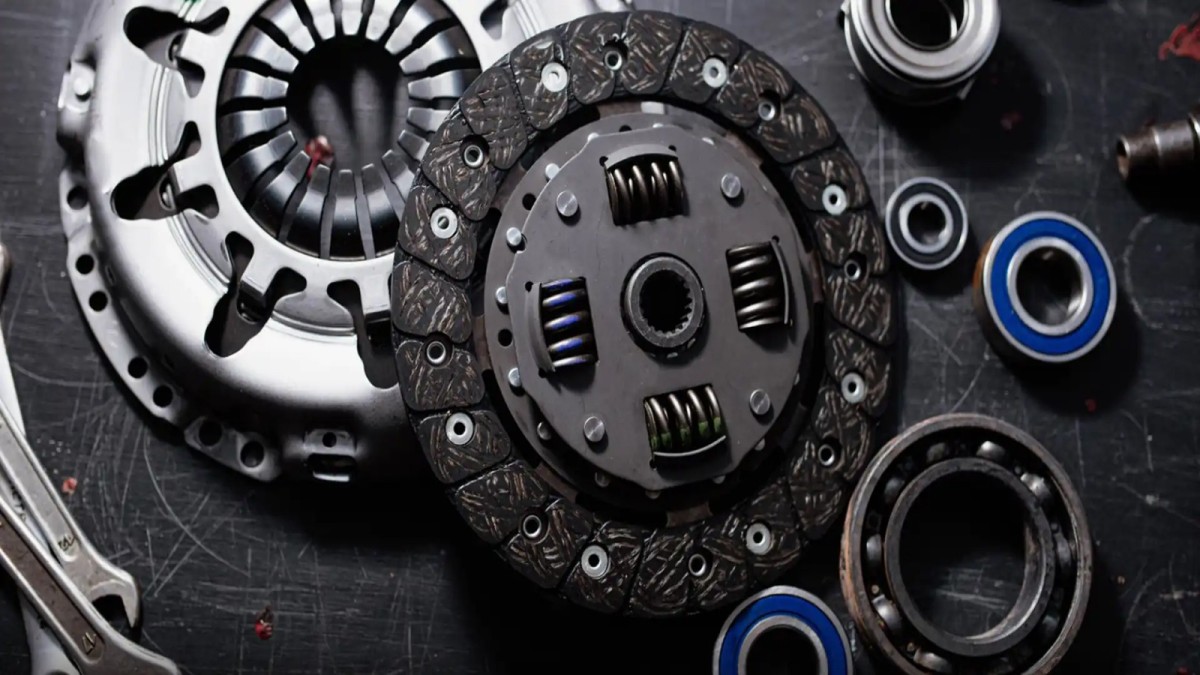 سیستم کلاچ هیدرولیکی چگونه فشار پدال را کاهش می‌دهد؟ + نکات نگهداری