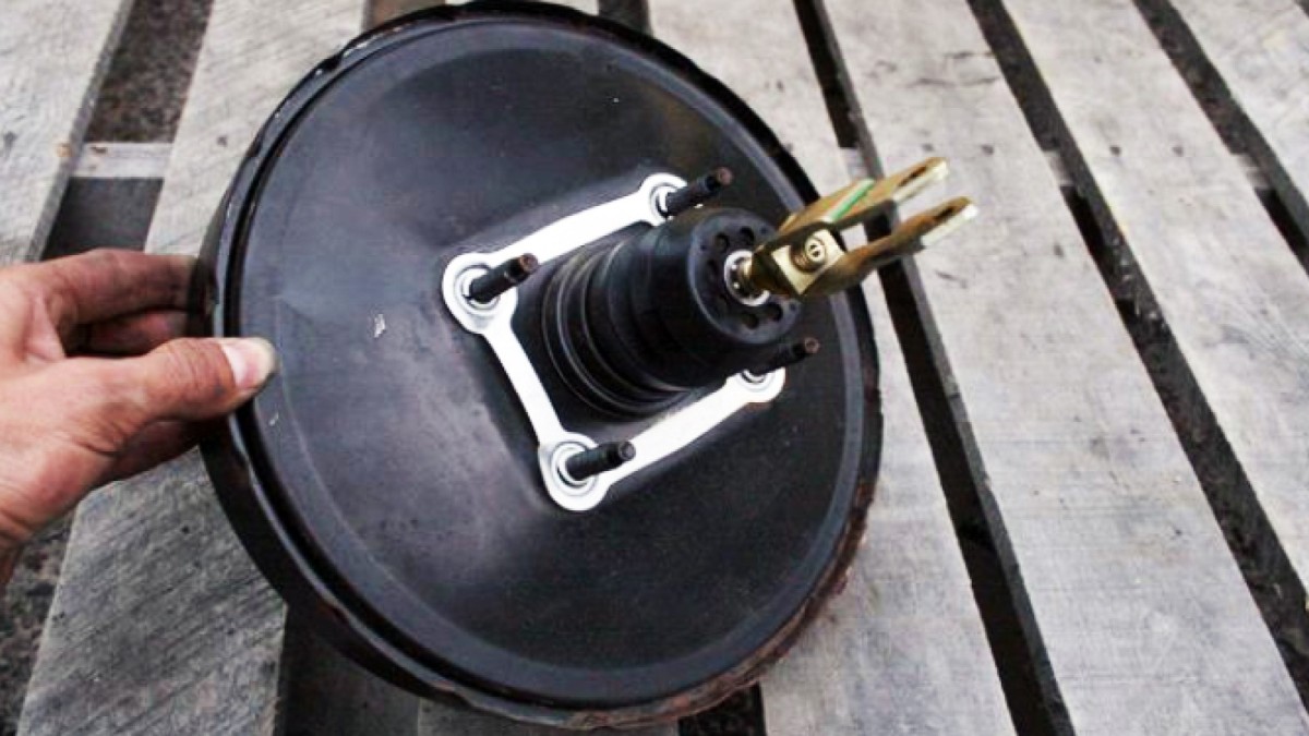 بوستر ترمز چیست و چگونه نیروی ترمز گیری را افزایش می‌ دهد؟