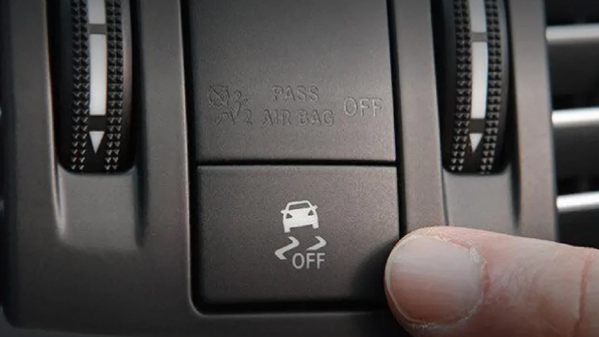 سیستم کنترل لغزش دیفرانسیل (DSC) چیست و چگونه پایداری را بهبود می‌ بخشد؟