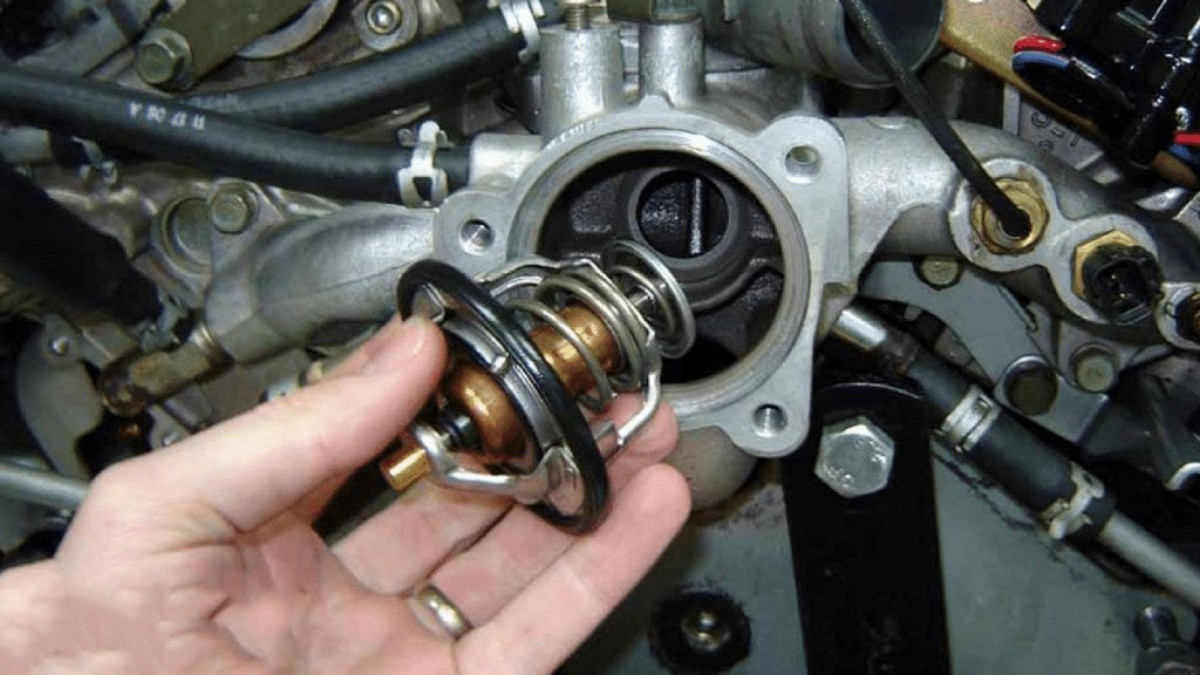 ترموستات چیست و چگونه دمای موتور را کنترل می‌کند؟