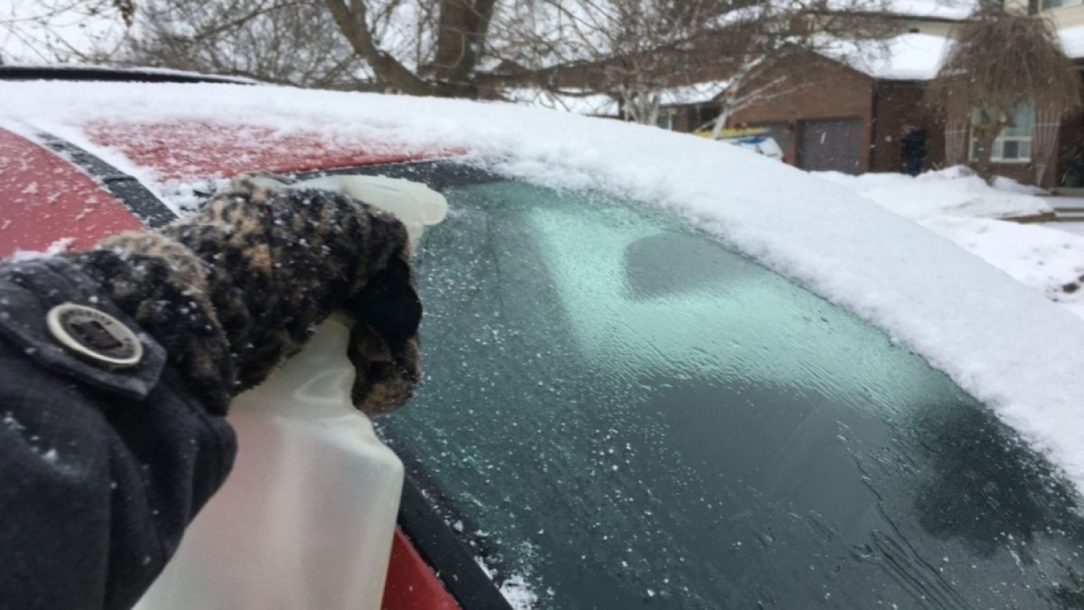 چگونه برف و یخ روی شیشه را سریع پاک کنیم