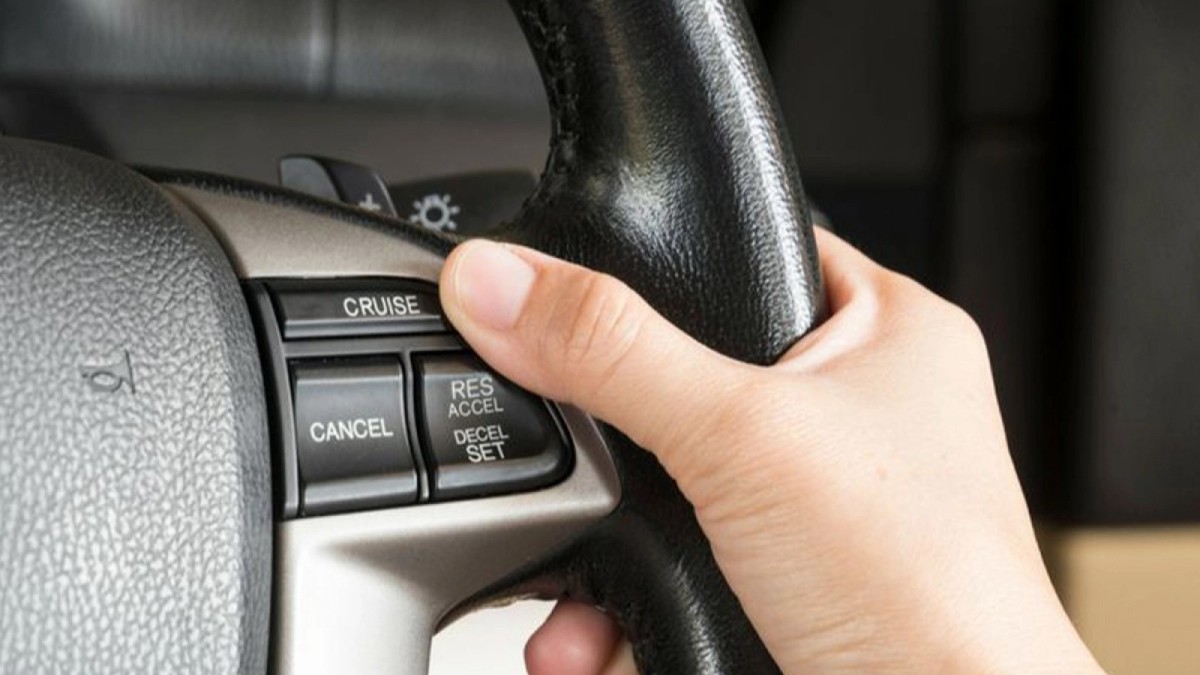 سیستم کروز کنترل چیست و چگونه سرعت خودرو را ثابت نگه می‌ دارد؟