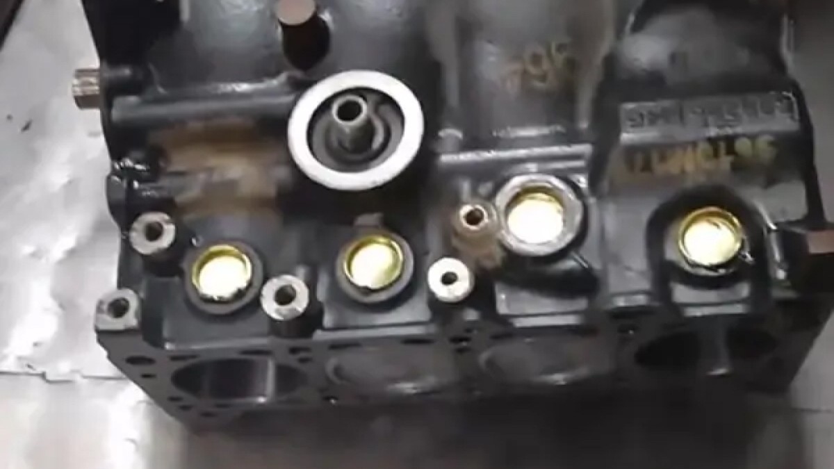 پولکی سرسیلندر چه نقشی دارد و چرا نشتی روغن اتفاق می‌افتد؟