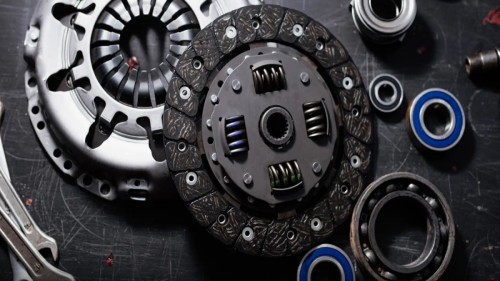 سیستم کلاچ هیدرولیکی چگونه فشار پدال را کاهش می‌دهد؟ + نکات نگهداری