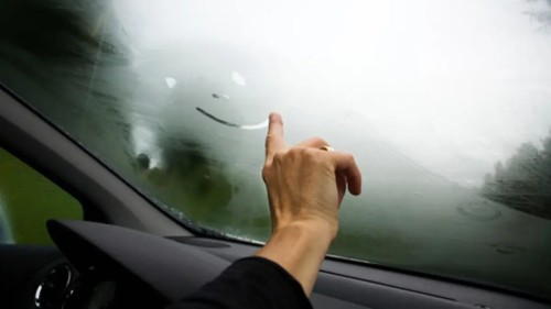 علت بخار کردن شیشه خودرو و بهترین روش رفع آن