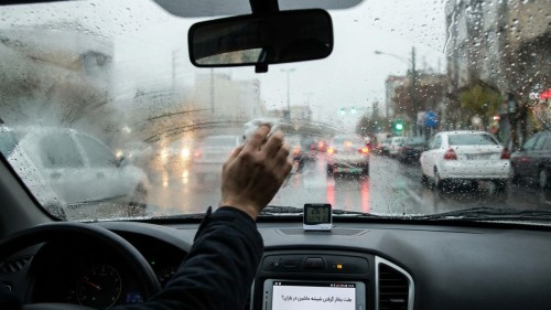 راه‌های رفع بخار گرفتن شیشه جلو خودرو در باران