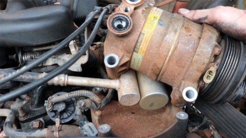 سیستم کنترل کشش (TCS) چگونه از سر خوردن خودرو جلوگیری می‌کند؟