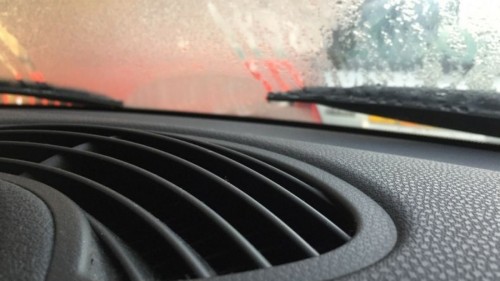 چگونه شیشه‌ های خودرو را بدون آسیب بخار زدایی کنیم