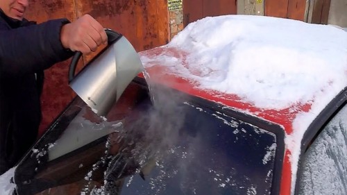 آیا ریختن آب جوش روی شیشه یخ‌زده خطرناک است؟ بررسی علمی