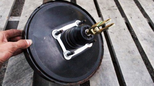 بوستر ترمز چیست و چگونه نیروی ترمز گیری را افزایش می‌ دهد؟