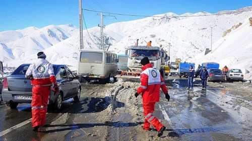 نجات معجزه‌آسای ۱۵ خودرو گرفتار در بهمن جاده چالوس توسط پلیس