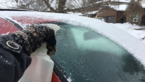 چگونه برف و یخ روی شیشه را سریع پاک کنیم