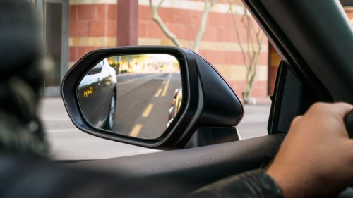 سیستم هشدار نقطه کور چگونه کار می‌کند و آیا قابل نصب است؟