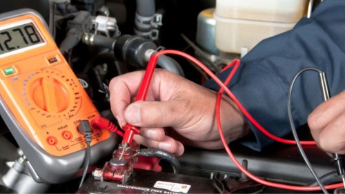 تست سلامت باتری خودرو با مولتی‌متر در خانه